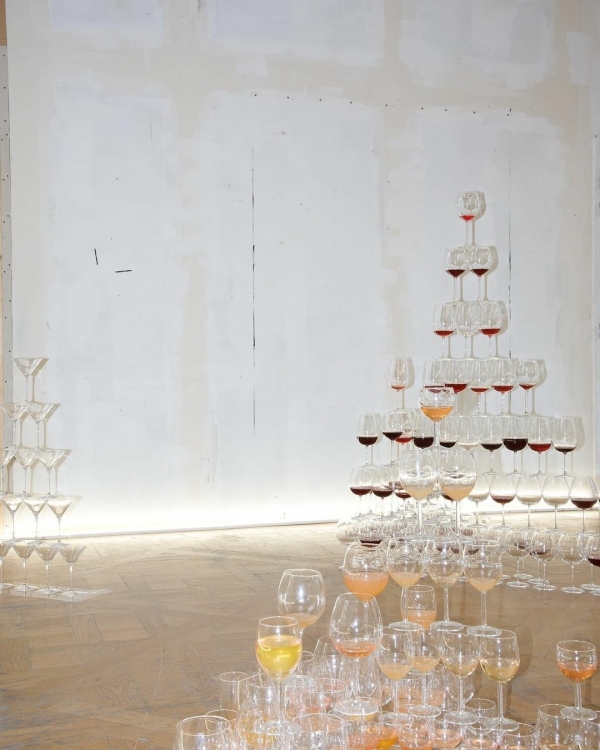 Стильные идеи для пирамиды шампанского