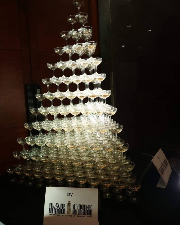 Стильные идеи для пирамиды шампанского