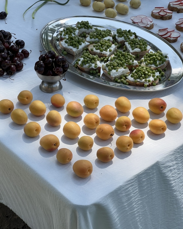Как оформить свадебный стол с помощью еды?
