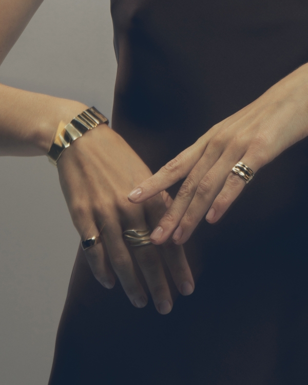 Акцент на запястья: браслет-кафф — главный аксессуар