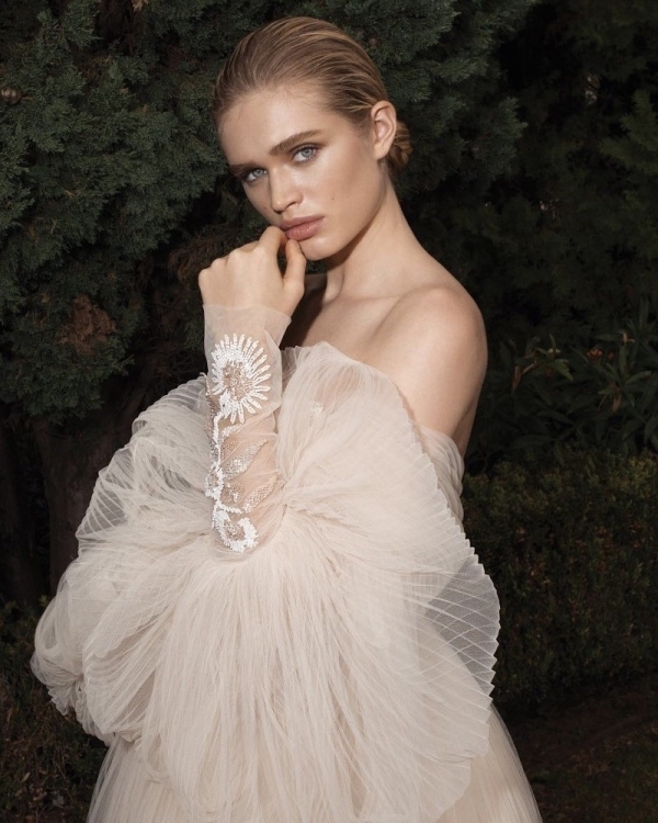 Невеста была в прозрачном: 10 самых эффектных