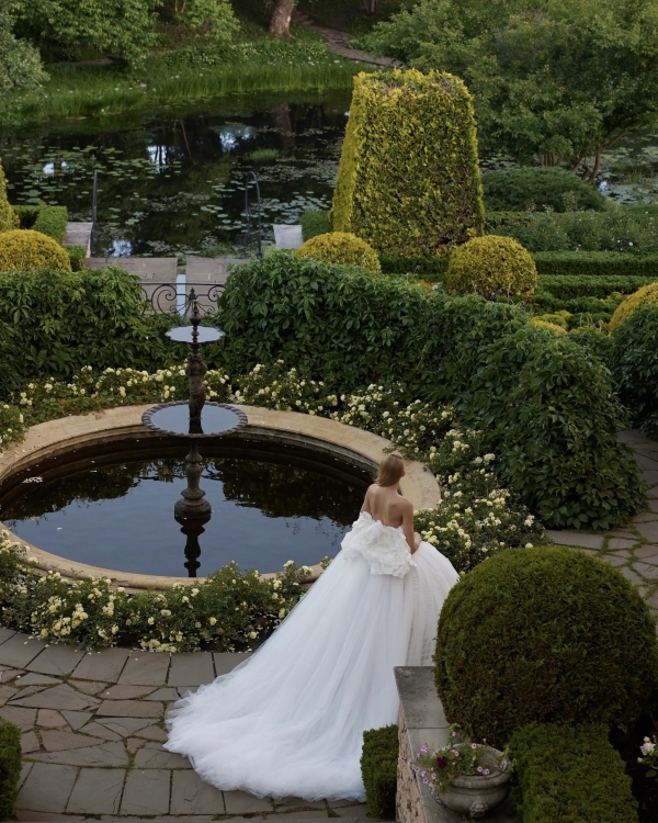 Романтичная готика в новой коллекции платьев для