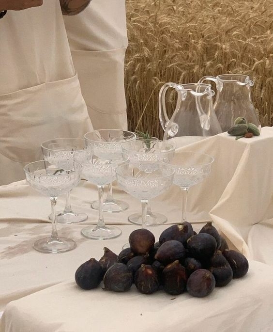 Стильные идеи для пирамиды шампанского