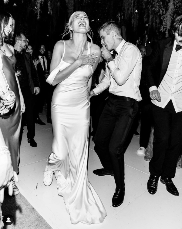 Джессика-Паркер в черном и Хлоя Севиньи в