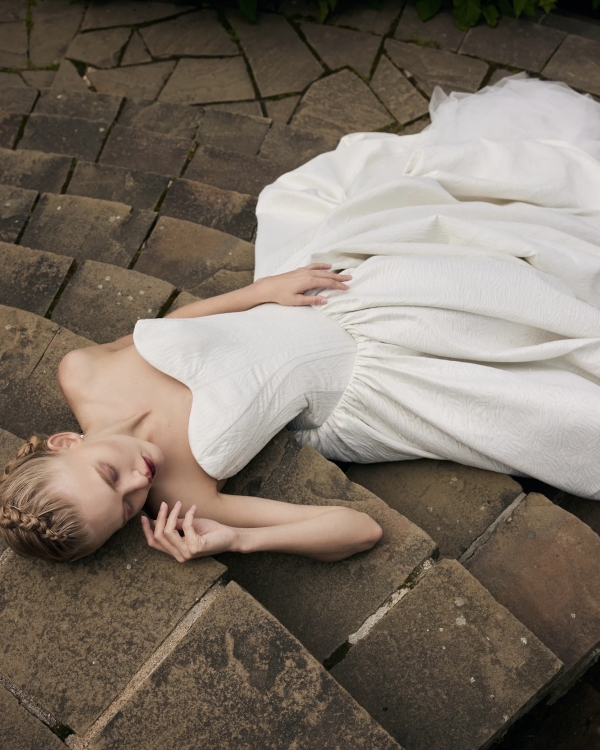 Романтичная готика в новой коллекции платьев для