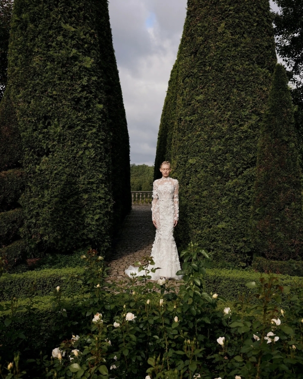 Романтичная готика в новой коллекции платьев для