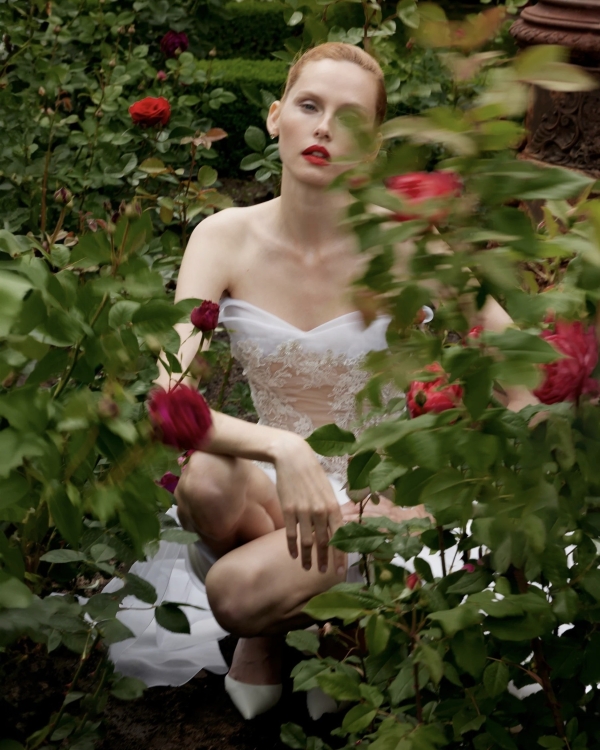 Романтичная готика в новой коллекции платьев для