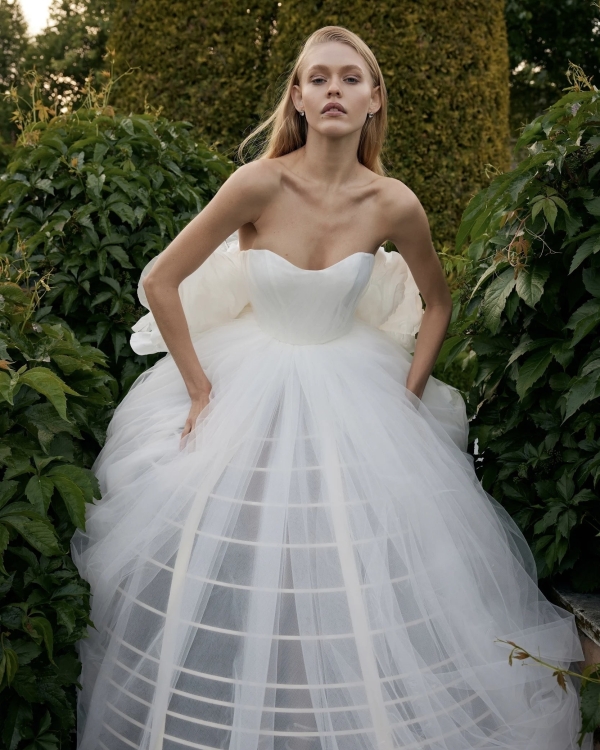 Романтичная готика в новой коллекции платьев для