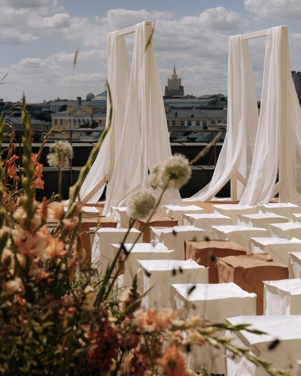 История одного декора: флористика в тон города,