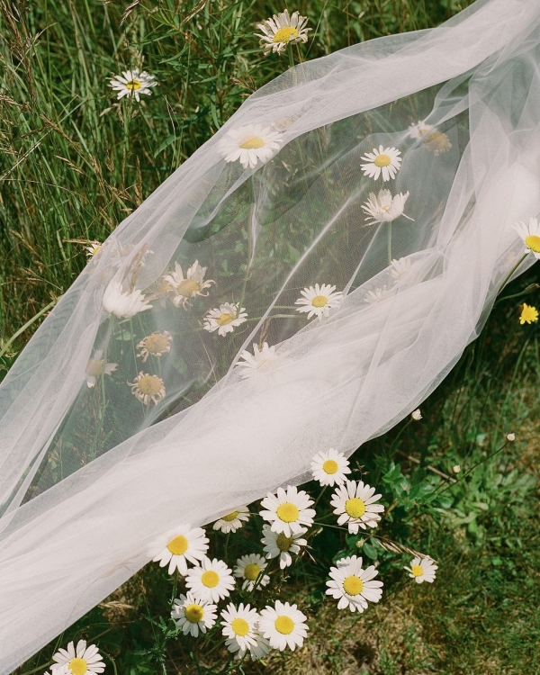 Вместо букета: цветы в свадебном образе