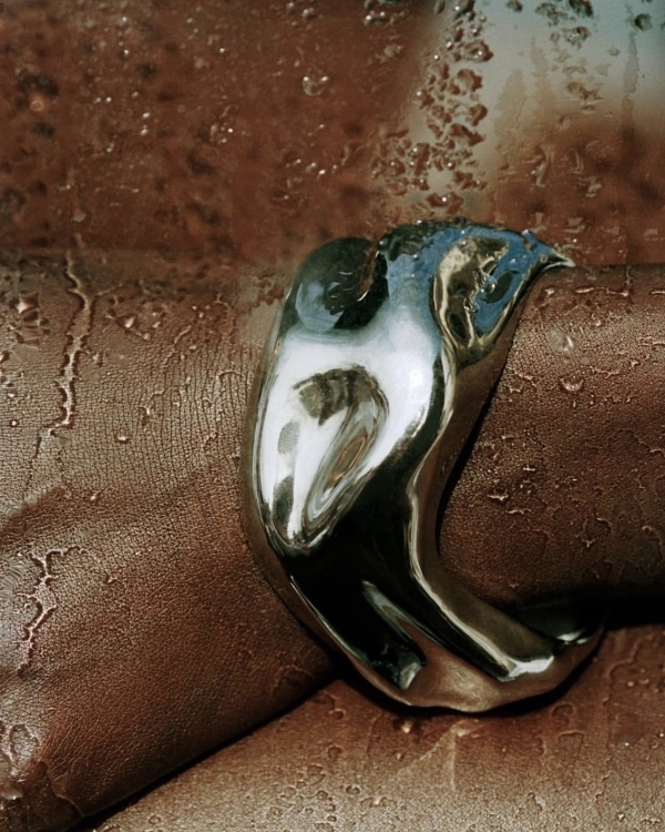 Акцент на запястья: браслет-кафф — главный аксессуар