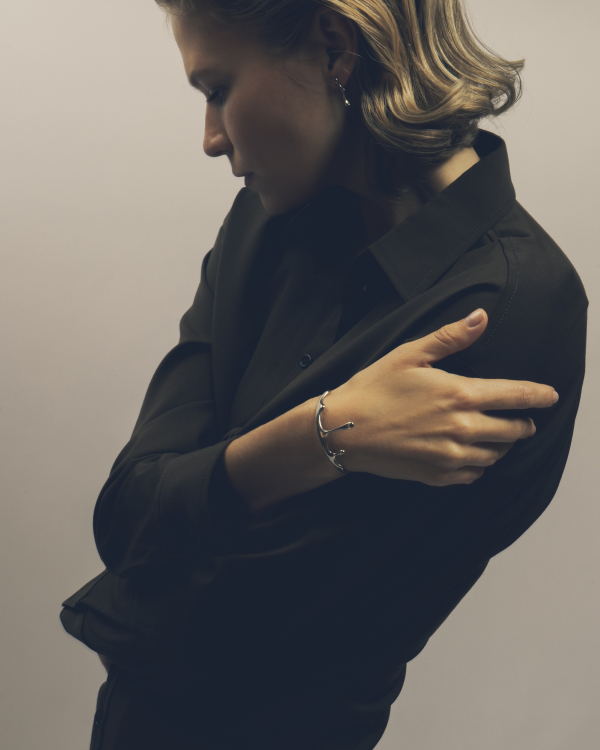 Акцент на запястья: браслет-кафф — главный аксессуар