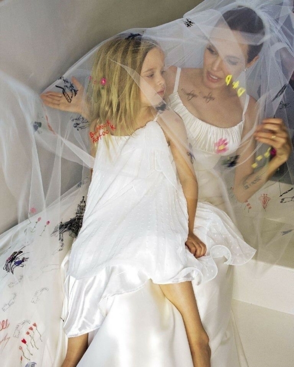 Джессика-Паркер в черном и Хлоя Севиньи в