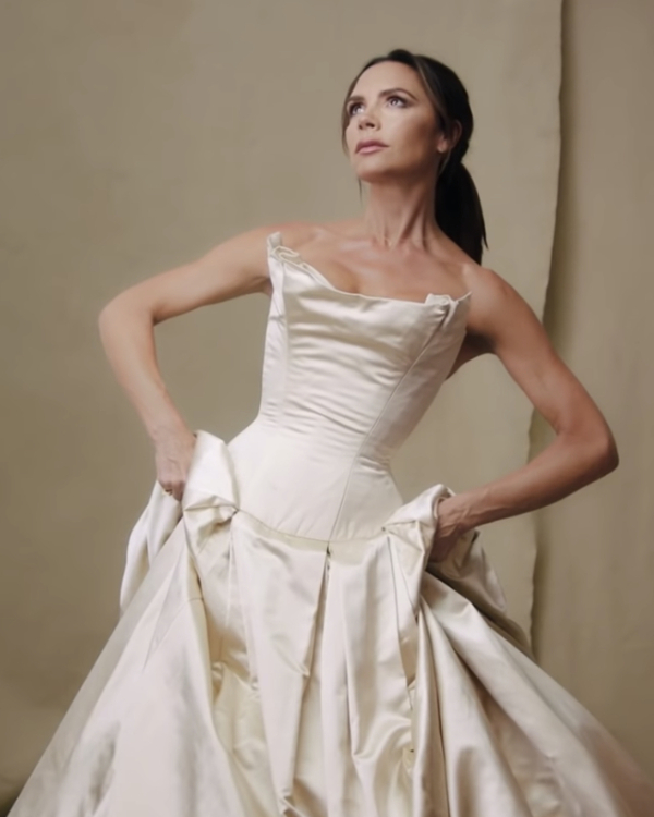 Джессика-Паркер в черном и Хлоя Севиньи в