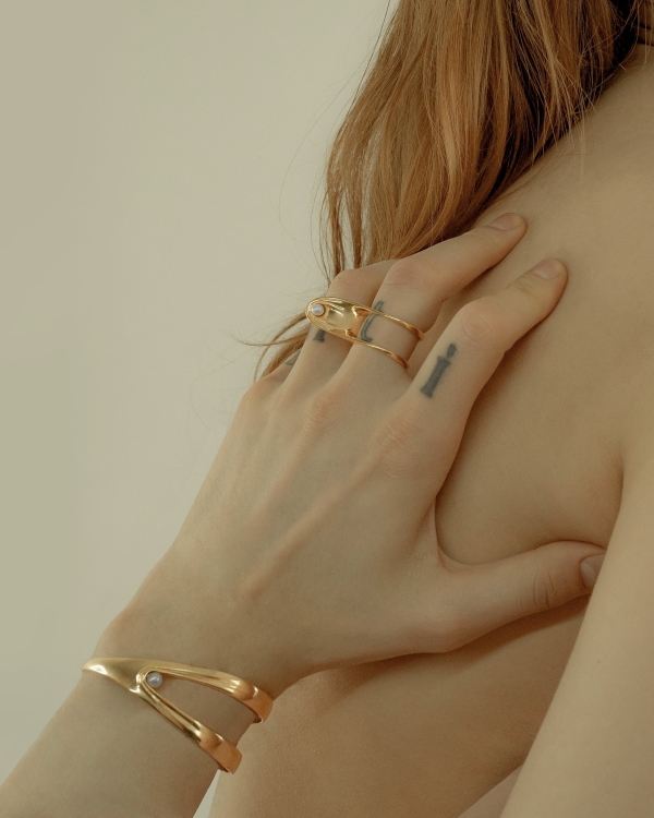 Акцент на запястья: браслет-кафф — главный аксессуар