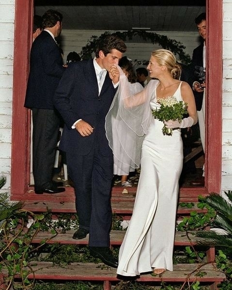 Джессика-Паркер в черном и Хлоя Севиньи в