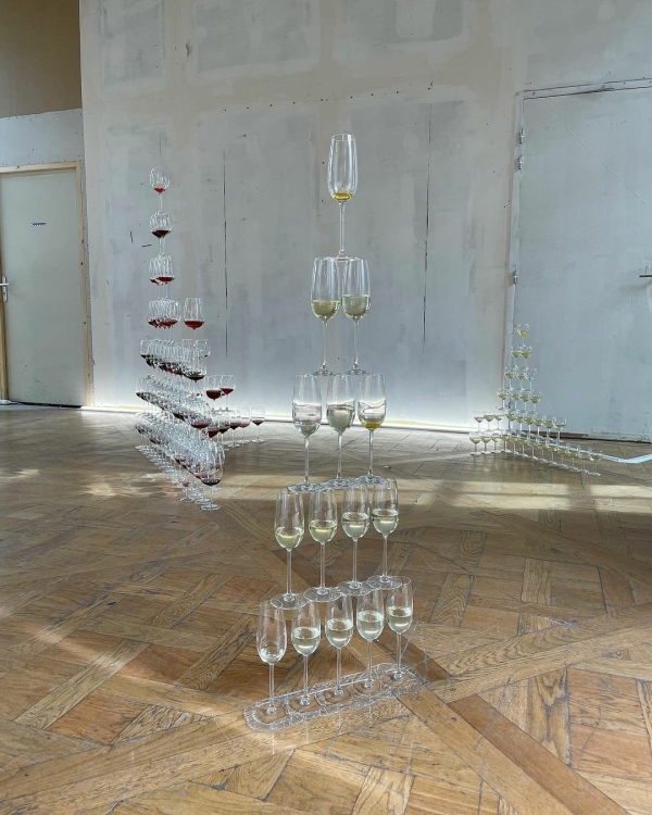 Стильные идеи для пирамиды шампанского