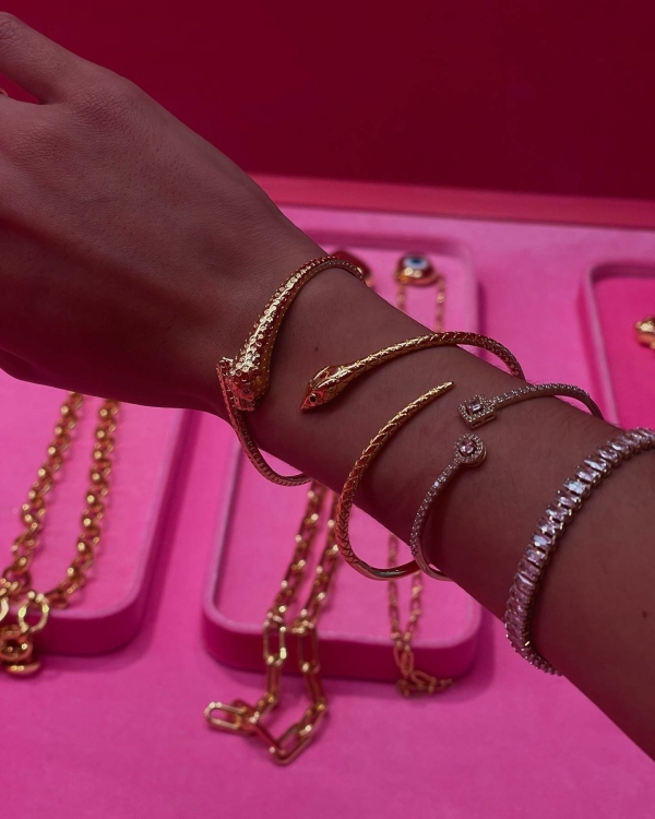 Акцент на запястья: браслет-кафф — главный аксессуар