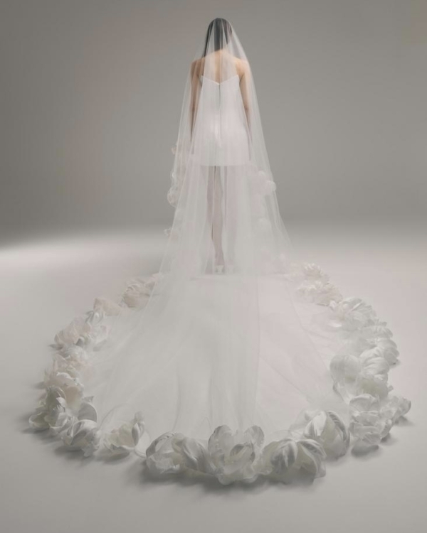 Вместо букета: цветы в свадебном образе