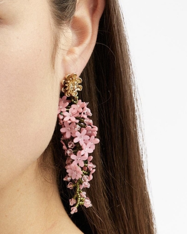 Вместо букета: цветы в свадебном образе