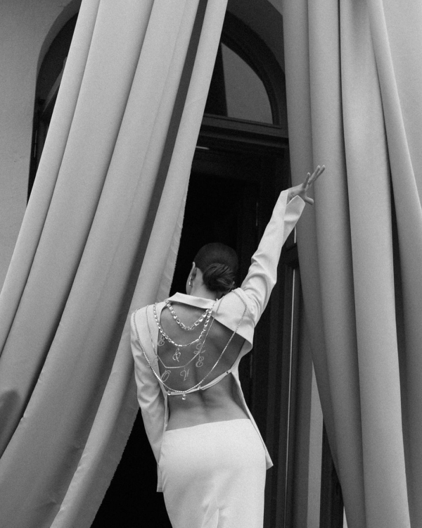 Пара и гости на свадьбе. Как уделить