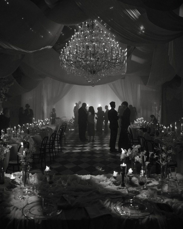 Пара и гости на свадьбе. Как уделить