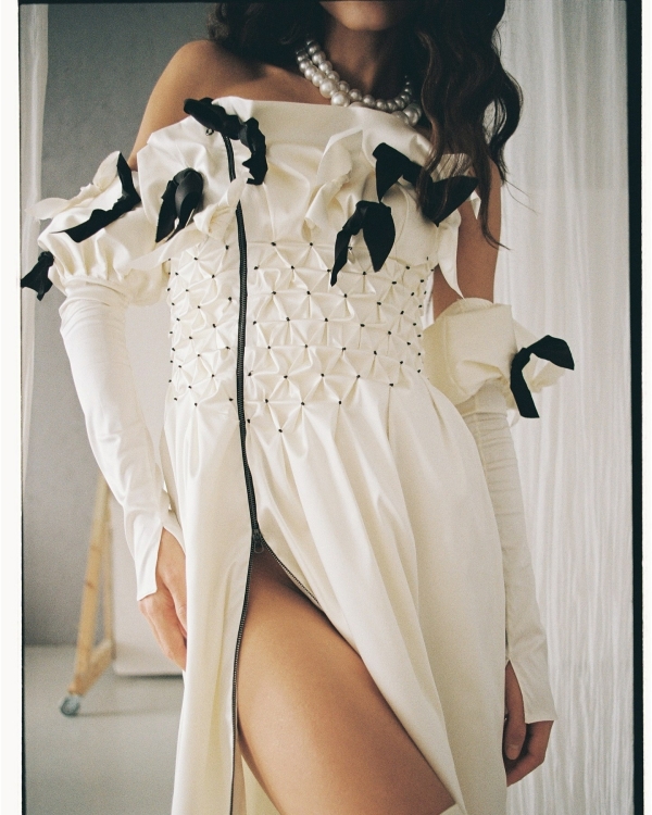 Свадьба втроем: платья для невест в положении