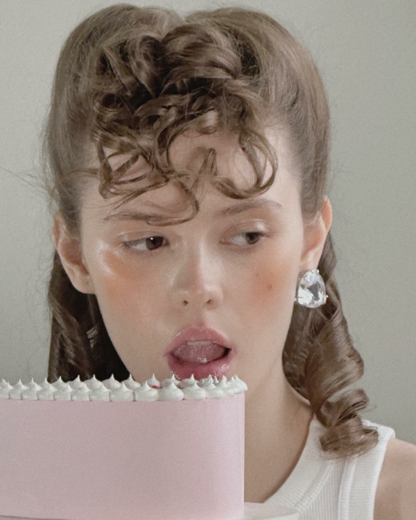 Свадьба втроем: платья для невест в положении