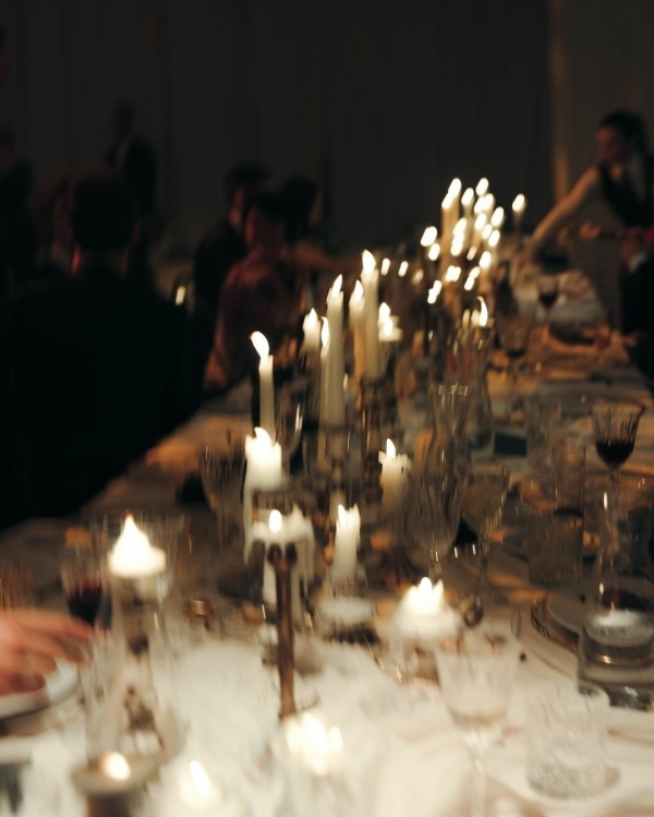 Пара и гости на свадьбе. Как уделить