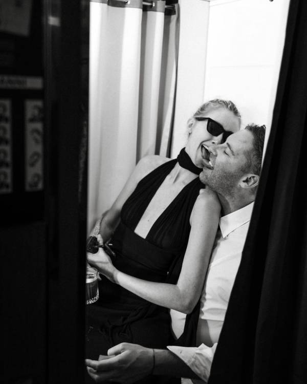 Пара и гости на свадьбе. Как уделить