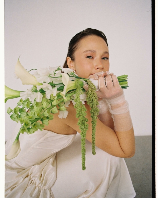 Свадьба втроем: платья для невест в положении