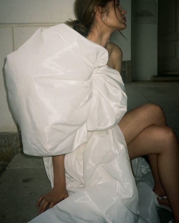 Свадьба втроем: платья для невест в положении