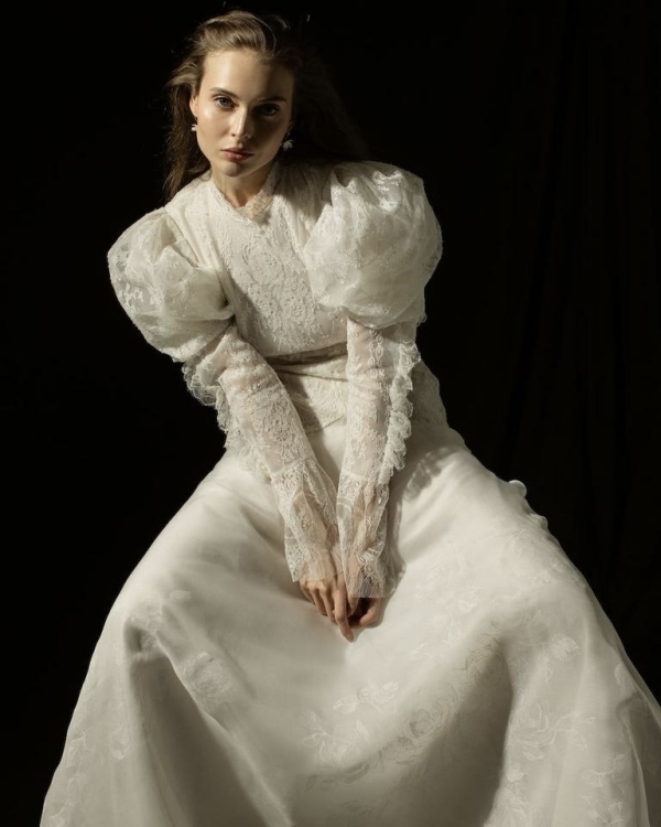 Свадьба втроем: платья для невест в положении