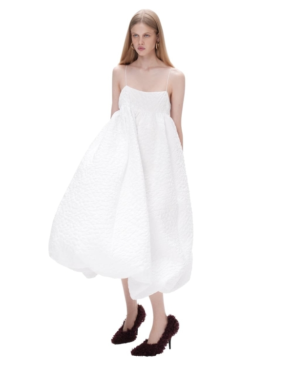 Свадьба втроем: платья для невест в положении