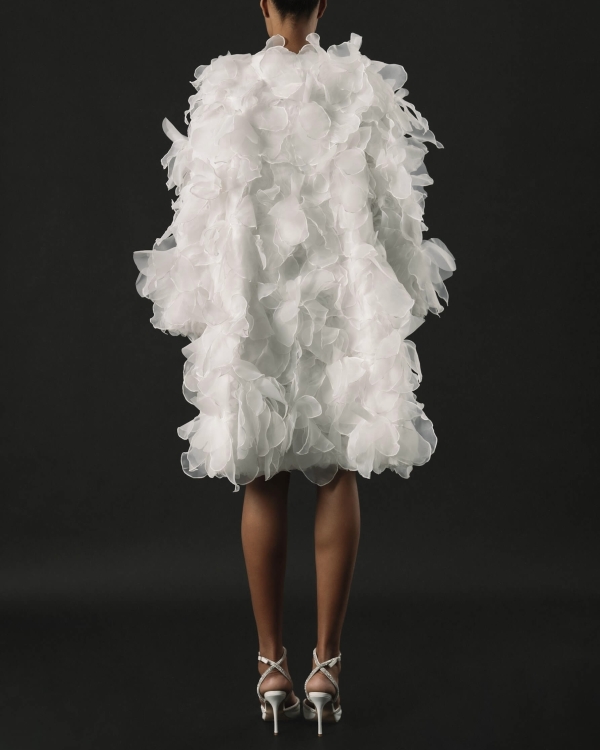 Свадьба втроем: платья для невест в положении