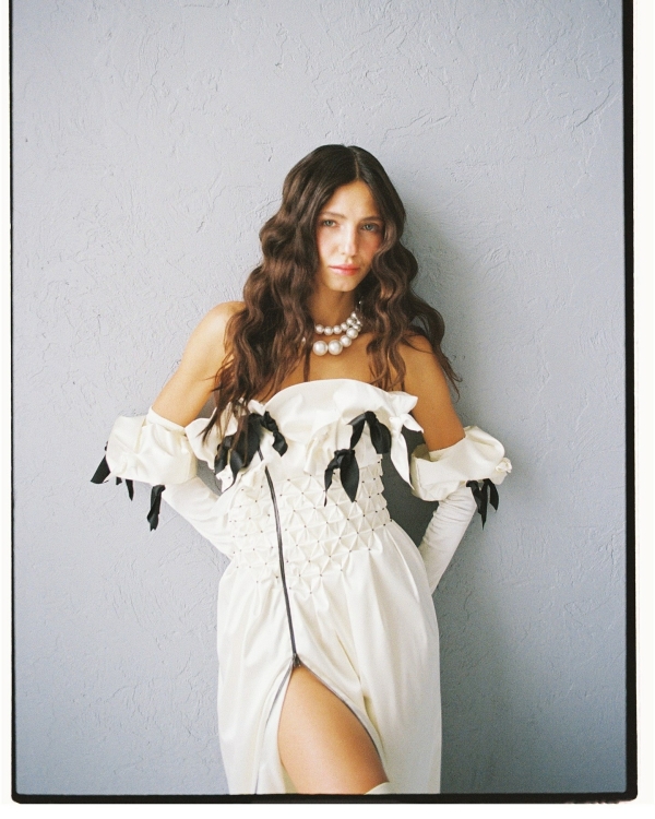 Свадьба втроем: платья для невест в положении