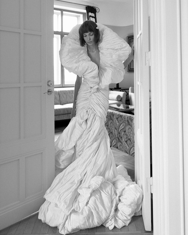 Свадьба втроем: платья для невест в положении