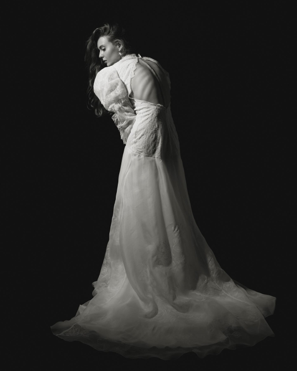 Свадьба втроем: платья для невест в положении