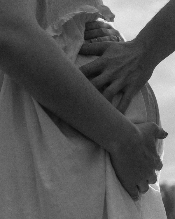 Свадьба втроем: платья для невест в положении