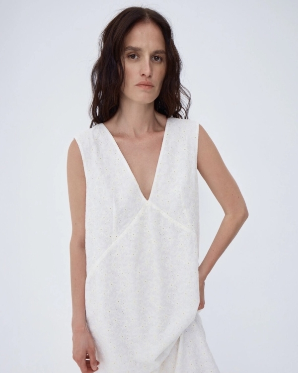 Не удивляйтесь, но белая «ночнушка» на выход