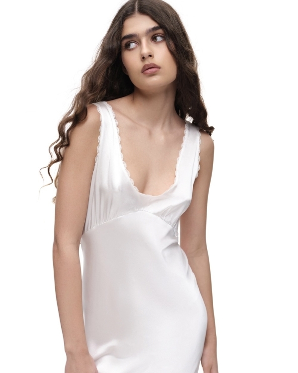 Не удивляйтесь, но белая «ночнушка» на выход