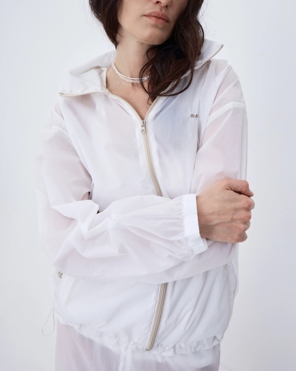 Утепляемся: что надеть невестам поверх свадебного платья