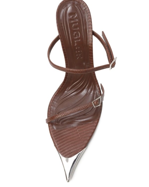 Из черного в бежевый: новая готика —