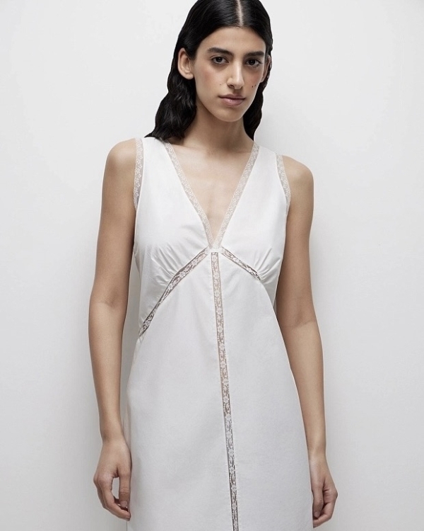 Не удивляйтесь, но белая «ночнушка» на выход