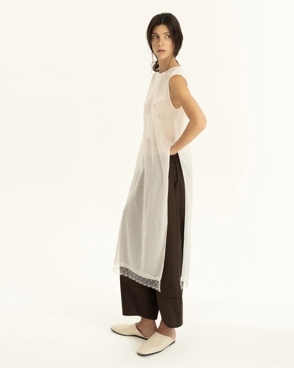 Не удивляйтесь, но белая «ночнушка» на выход