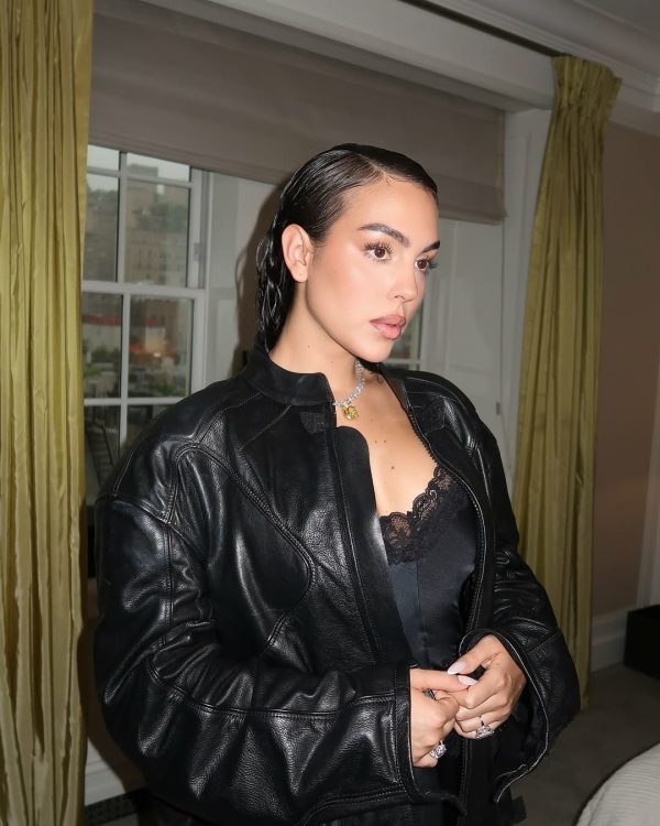 Помолвочное кольцо Роналду для Родригес — реже,