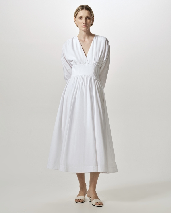 С уважением к традициям. Показываем актуальные платья