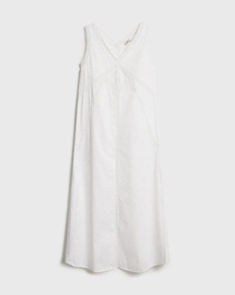 Не удивляйтесь, но белая «ночнушка» на выход