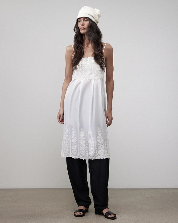 Не удивляйтесь, но белая «ночнушка» на выход