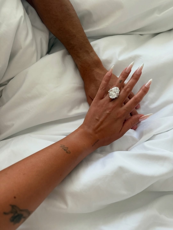 Помолвочное кольцо Роналду для Родригес — реже,